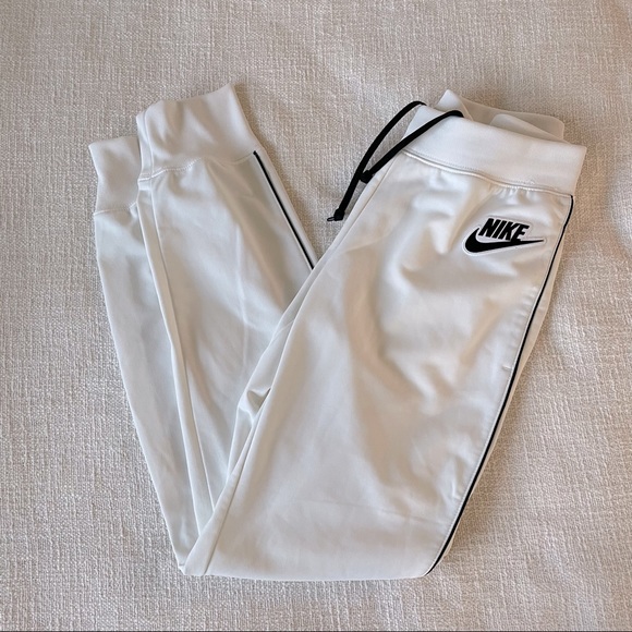 Nike Pants - NWOT Nike Joggers 🖤